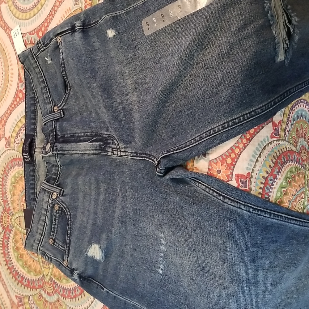 NWT GAP DIstressed Mid Rise Boyfriend Jeans